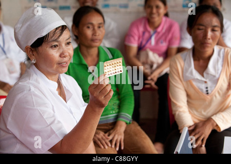 Frauen sprechen über Geburtenkontrolle in einer reproduktiven Gesundheitsklinik in Kampong Cham, Kambodscha, Südost-Asien. Stockfoto