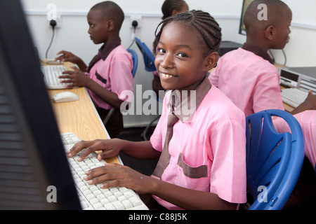 Schüler lernen in einem Computerraum an einer Schule in Dar Es Salaam, Tansania, Ostafrika. Stockfoto