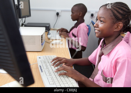 Schüler lernen in einem Computerraum an einer Schule in Dar Es Salaam, Tansania, Ostafrika. Stockfoto