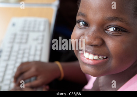 Ein Student lernt in einem Computerlabor an einer Schule in Dar Es Salaam, Tansania, Ostafrika. Stockfoto