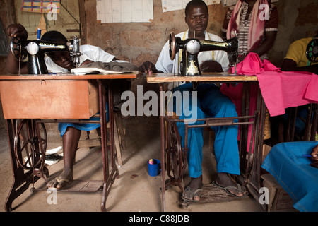 Jugendliche lernen Schneiderei eine Berufsausbildung Werkstatt in Amuria, Uganda, Ostafrika. Stockfoto