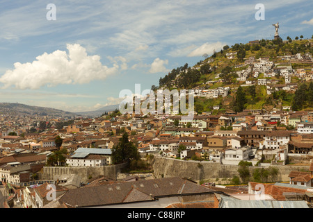 Quito Ecuador Stadt mit der Statue der Jungfrau auf der rechten oberen Dieser Punkt ist die Aufteilung zwischen Norden und Süden der Stadt Stockfoto