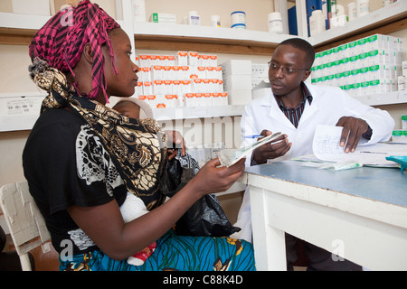 Ein Apotheker vertreibt Kunst Drogen zu einem positiven HIV-Patienten in einer Catholic Relief Services unterstützt Klinik in Kitwe, Sambia. Stockfoto