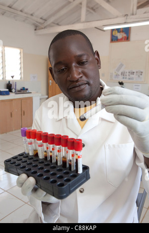 Ein Labor Techniker Test Blutproben von HIV-Patienten in einem Krankenhaus in Luanshya, Sambia. Stockfoto