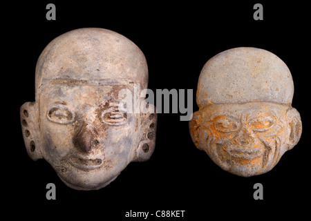 Zwei Antike Amulette Carved In Fels zwischen 100 500 v. Chr. gefunden In Ecuador Provinz Esmeralda isoliert auf Schwarz Stockfoto