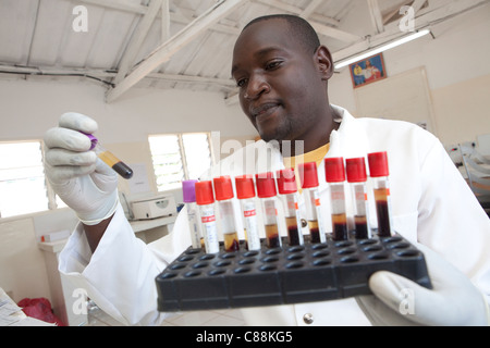 Ein Labor Techniker Test Blutproben von HIV-Patienten in einem Krankenhaus in Luanshya, Sambia. Stockfoto