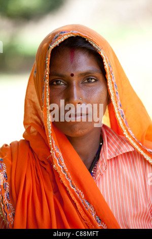 Indische Frau Dorfbewohner an landwirtschaftlichen Kleinbetrieb in Sawai Madhopur in der Nähe von Ranthambore in Rajasthan, Nordindien Stockfoto