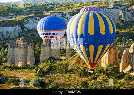 Heißluft-Ballons über das Tal der Liebe, Cappadocia Türkei Stockfoto