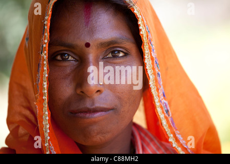 Indische Frau Dorfbewohner an landwirtschaftlichen Kleinbetrieb in Sawai Madhopur in der Nähe von Ranthambore in Rajasthan, Nordindien Stockfoto