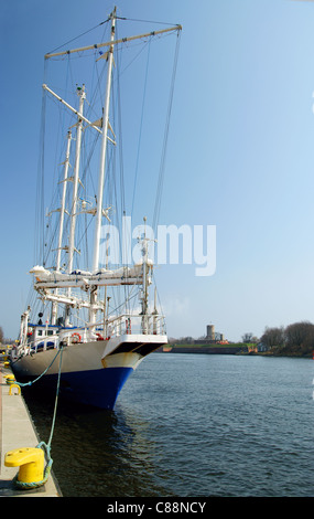 Boot und berühmten Weichselmündung Festung in Danzig, Polen. Blauer Himmel. Stockfoto