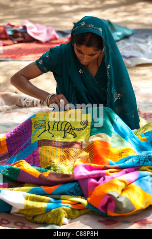 Indische Frau Nähen von Textilien bei Dastkar Frauen Craft Genossenschaft, den Ranthambore Handwerker-Projekt in Rajasthan, Indien Stockfoto