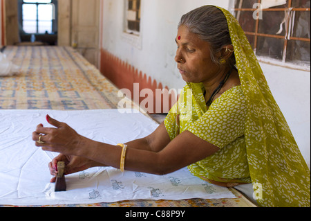 Indische Frau sterben Stempeln Textilien bei Dastkar Frauen Craft Genossenschaft, den Ranthambore Handwerker-Projekt in Rajasthan, Indien Stockfoto