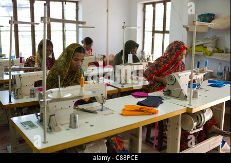 Indische Frauen nähen Textilien bei Dastkar Frauen Craft Genossenschaft, den Ranthambore Handwerker-Projekt in Rajasthan, Indien Stockfoto