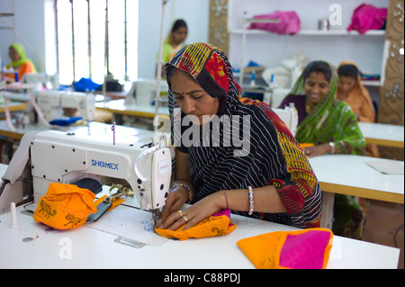 Indische Frauen nähen Textilien bei Dastkar Frauen Craft Genossenschaft, den Ranthambore Handwerker-Projekt in Rajasthan, Indien Stockfoto