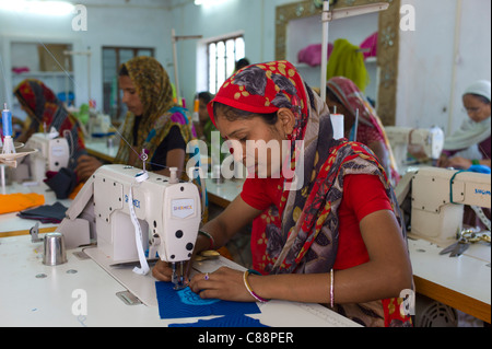 Indische Frauen nähen Textilien bei Dastkar Frauen Craft Genossenschaft, den Ranthambore Handwerker-Projekt in Rajasthan, Indien Stockfoto