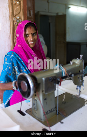 Indische Frau Nähen von Textilien bei Dastkar Frauen Craft Genossenschaft, den Ranthambore Handwerker-Projekt in Rajasthan, Indien Stockfoto