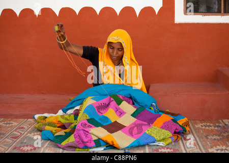 Indische Frau Nähen von Textilien bei Dastkar Frauen Craft Genossenschaft, den Ranthambore Handwerker-Projekt in Rajasthan, Indien Stockfoto