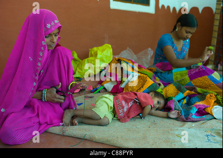 Indische Frauen nähen Textilien bei Dastkar Frauen Craft Genossenschaft, den Ranthambore Handwerker-Projekt in Rajasthan, Indien Stockfoto