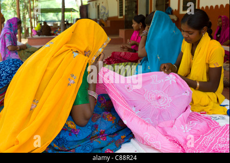 Indische Frauen nähen Textilien bei Dastkar Frauen Craft Genossenschaft, den Ranthambore Handwerker-Projekt in Rajasthan, Indien Stockfoto