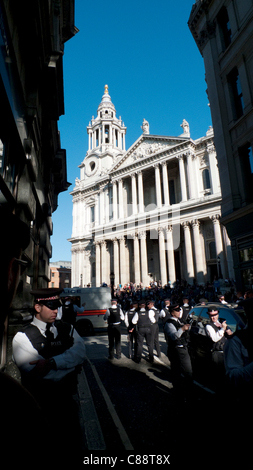 Londoner Börse Demonstration zu besetzen 15.10.2011. Polizei steuern den Zugriff auf die Demonstration an der St. Pauls Kathedrale. KATHY DEWITT Stockfoto