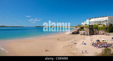 Castle Beach und South Beach Tenby Pembrokeshire Wales mit Caldey Island im Hintergrund Stockfoto