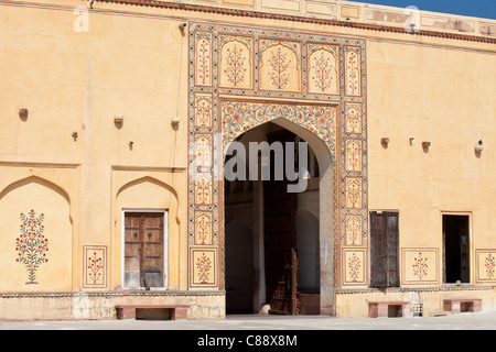 Singh Pol, das Löwentor, im 16. Jahrhundert das Amber Fort ein Rajput Fort in Jaipur, Rajasthan, Nordindien Stockfoto