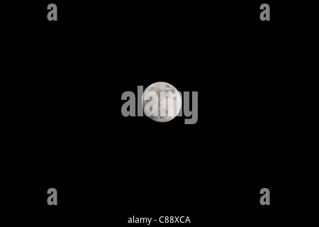 Waxing Crescent Moon am 16. April 2011 zwei Tage vor Vollmond im Sternzeichen Sternbild Waage Stockfoto