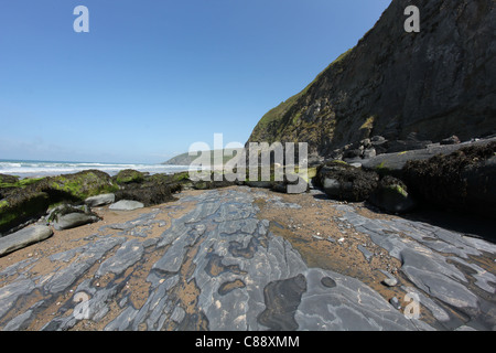 Fundament und Klippe am Penbryn Strand Penbryn Ceredigion Wales UK Stockfoto