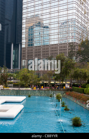 Großer Pool mit Wasserfontänen in Chater Garden Central District Hong Kong Island China Asien mit Hochhaus hinter Stockfoto