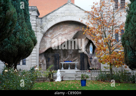 Grotte auf dem Gelände des St. Marys Kirche Kapelle Lane Belfast Stadtzentrum Nord Irland Vereinigtes Königreich. Stockfoto