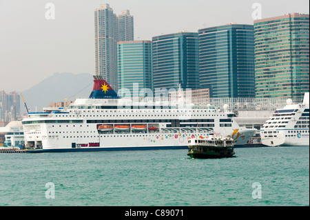 Kreuzfahrtschiffe in Victoria Harbour Kowloon mit Star Ferry Boat Hong Kong China Asien festgemacht Stockfoto