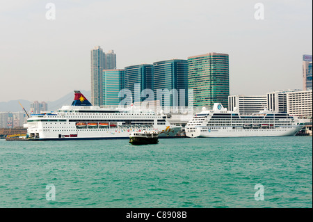 Kreuzfahrtschiffe in Victoria Harbour Kowloon mit Star Ferry Boat Hong Kong China Asien festgemacht Stockfoto