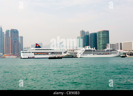 Kreuzfahrtschiffe in Victoria Harbour Kowloon mit Star Ferry Boat Hong Kong China Asien festgemacht Stockfoto