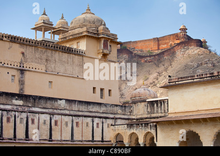 Chattri bei The Amber Fort aus dem 16. Jahrhundert Rajput Fort in Jaipur und 11. Jahrhundert Jaigarh Fort hinter in Rajasthan, Indien Stockfoto