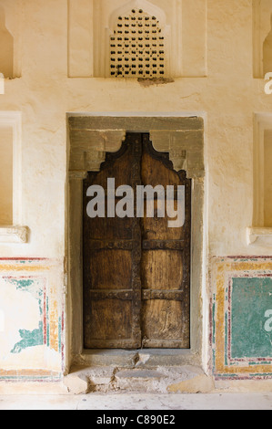 Hinduistischen Stil traditioneller Tür in Akazienholz im 16. Jahrhundert Amber Fort in Jaipur in Rajasthan, Nordindien Stockfoto