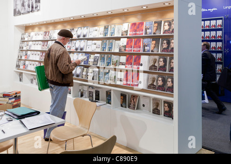 Gästebuch lesen Verlag Stand auf der internationalen Frankfurter Buchmesse 2011 buchen Stockfoto