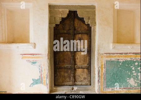 Hinduistischen Stil traditioneller Tür in Akazienholz im 16. Jahrhundert Amber Fort in Jaipur in Rajasthan, Nordindien Stockfoto
