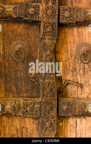 Hinduistischen Stil traditioneller Tür in Akazienholz im 16. Jahrhundert Amber Fort in Jaipur in Rajasthan, Nordindien Stockfoto