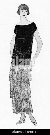 Mode-Illustration, ca. 1922. Abendessen-Kleid mit schwarzem Samt Corsage über Rock gebildet von drei Volants silberne Spitze. Stockfoto