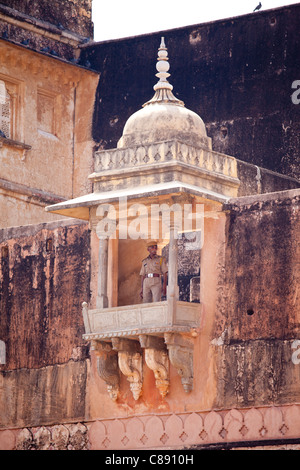 Bewaffnete Wache Soldat bei The Amber Fort, ein Rajput Fort in Jaipur, Rajasthan, Nordindien 16. Jahrhundert gebaut Stockfoto