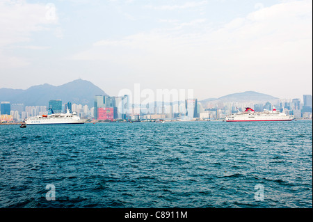 Kreuzfahrt Schiffe vor Anker im Hafen von Victoria in der Nähe von Kowloon Hong Kong China Asien Stockfoto