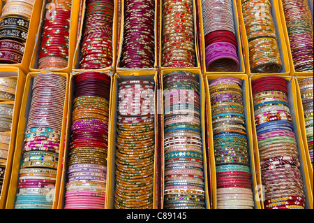 Traditionelle indische Armreifen an The Amber Fort bauten ein Rajput Fort 16. Jahrhundert in Jaipur, Rajasthan, Nordindien Stockfoto