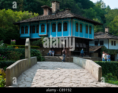 Etara ethnographische Dorf Freilichtmuseum Etara, in der Nähe von Gabrovo, Bulgarien. Gebäude und Brücke Stockfoto