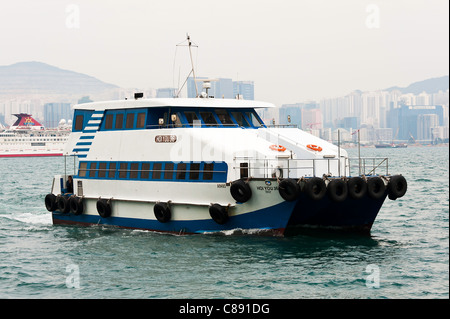 Die schnelle Passagier-Fähre Hoi an Sie 36 Kreuzfahrten in Kowloon Bay Victoria Harbour Hong Kong China Asien Stockfoto