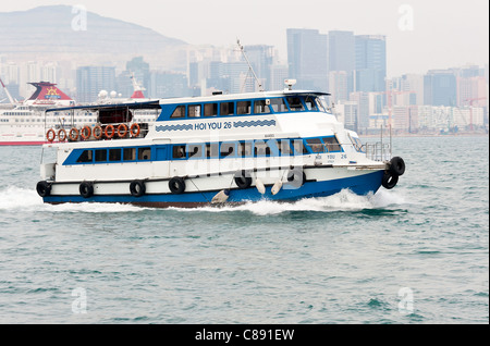 Die schnelle Passagier-Fähre Hoi an Sie 26 Cruisen in Kowloon Bay Victoria Harbour Hong Kong China Asien Stockfoto