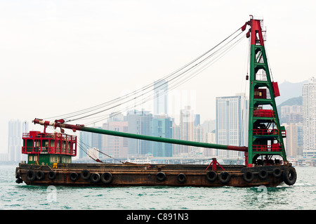 Abzulehnen Sie, Lastkahn mit Kran unter Schlepptau durch Schlepper in Kowloon Bay Victoria Harbour Hong Kong China Asien Recycling Stockfoto