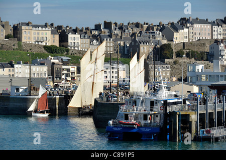 La Cancalaise (Bisquine, Cancale) und la heutzutage (Bisquine, Granville), Ulysse Herausforderung in Granville (Normandie, Frankreich). Stockfoto