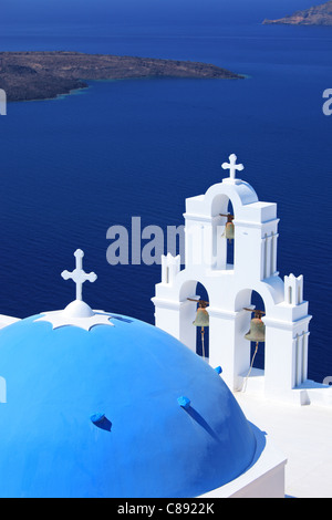 Blaue Kuppel Kirche St. Spirou in Firostefani auf der Insel Santorini-Griechenland Stockfoto