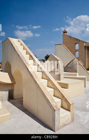 Skorpion-Treppe und hinter das Brihat Samrat Yantra Fische Sternzeichen an der Sternwarte in Jaipur, Rajasthan, Indien Stockfoto