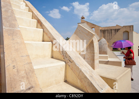 Skorpion-Treppe und hinter das Brihat Samrat Yantra Fische Sternzeichen an der Sternwarte in Jaipur, Rajasthan, Indien Stockfoto